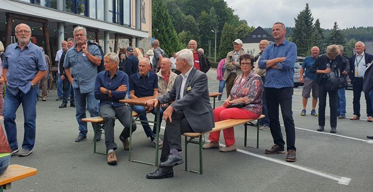 bBeginn1-Zuschauer-Salut bBeginn1-Zuschauer-Salut